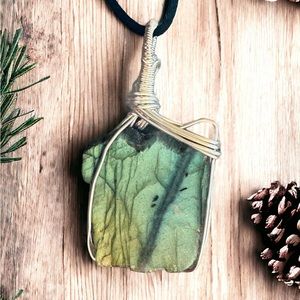 Labradorite Crystal Necklace - Handmade 🫶